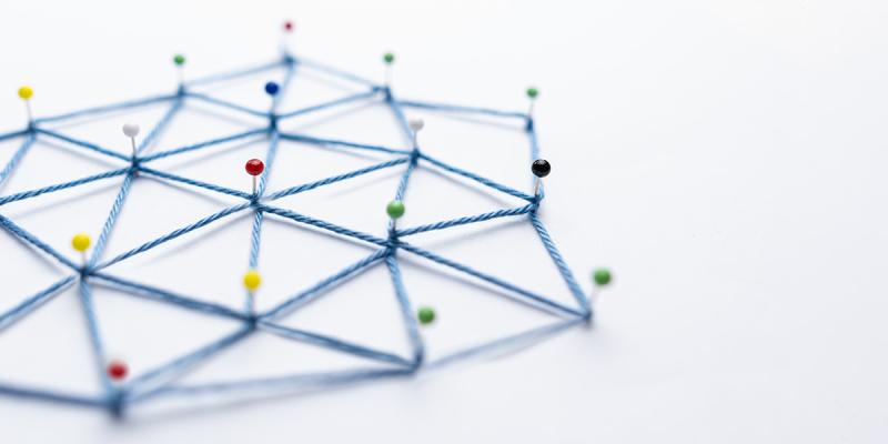 Nuppineuloja yhdistettynä langalla