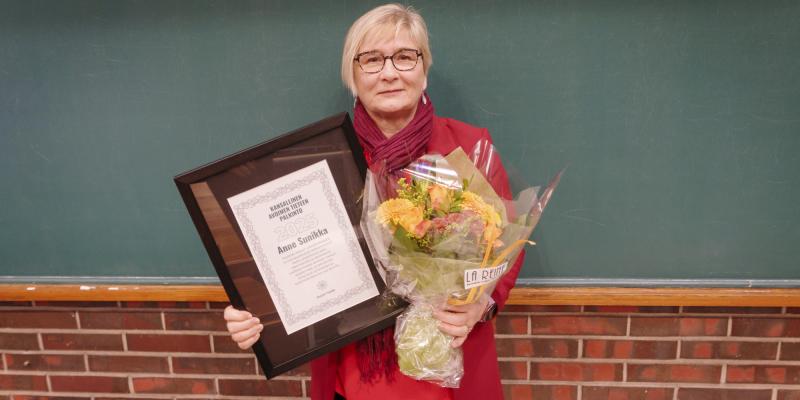 Palvelupäällikkö Anne Sunikka palkittiin vuoden 2025 avoimen tieteen palkinnolla monivuotisesta työstään avoimen tieteen parissa.