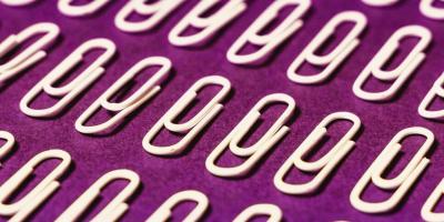 Klemmareita punaisella pohjalla.