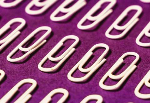 Klemmareita punaisella pohjalla.